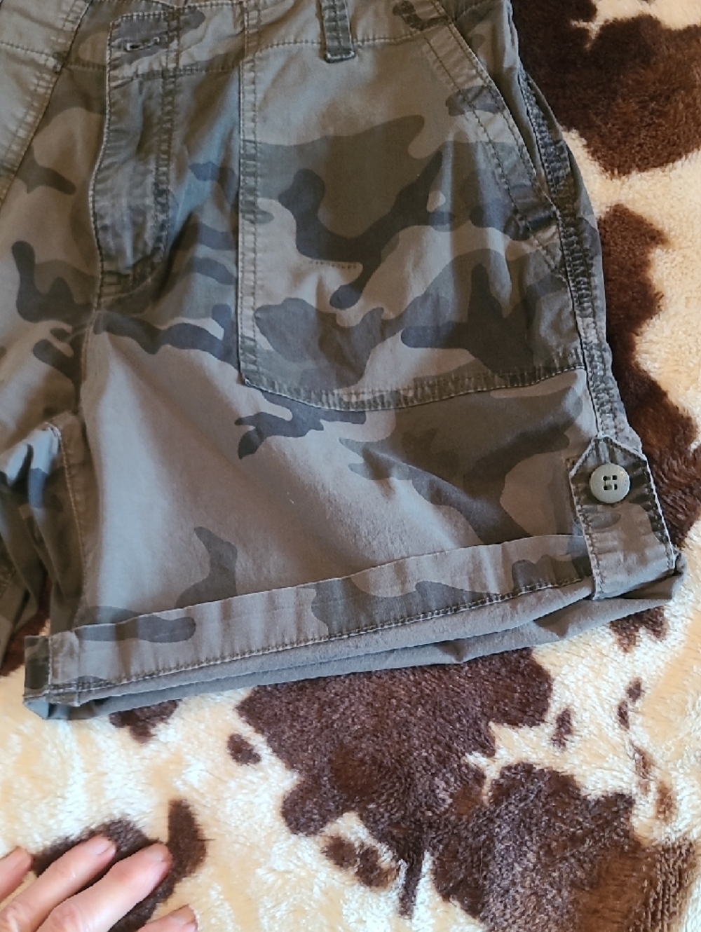 Sanctuary Camo Cargo Shorts in Olive Gray - Picture 4 of 5